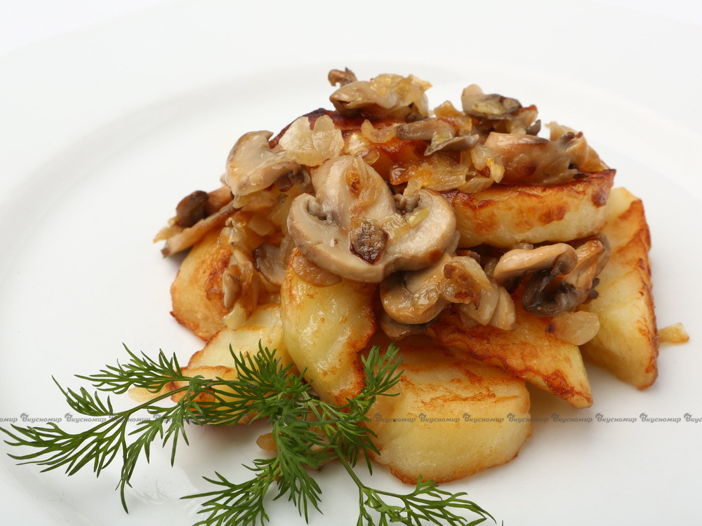 Жареная картошка с грибами. Жареный картофель с грибами акварель. Ежевик жареный с картошкой. 100 Грамм жареной картошки с грибами. Замороженные грибы с картошкой и луком