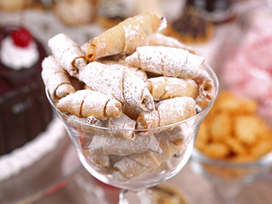 Рогалики с повидлом и орехом